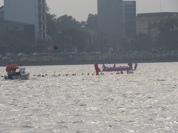 Thi bơi chải dịp Giỗ Tổ: Đắm thuyền, hàng chục VĐV chìm nghỉm